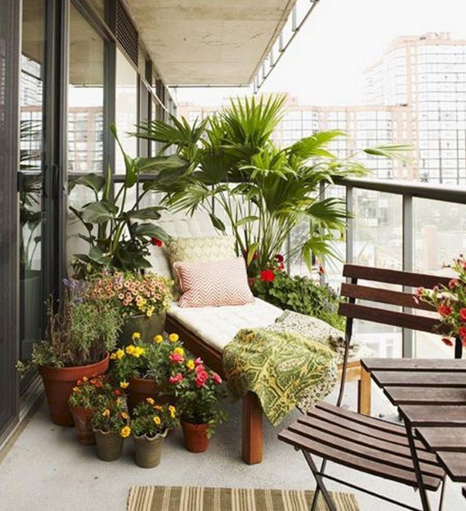 1645185975_53-amiel-club-p-nezasteklennii-balkon-interer-krasivo-foto-54.jpg